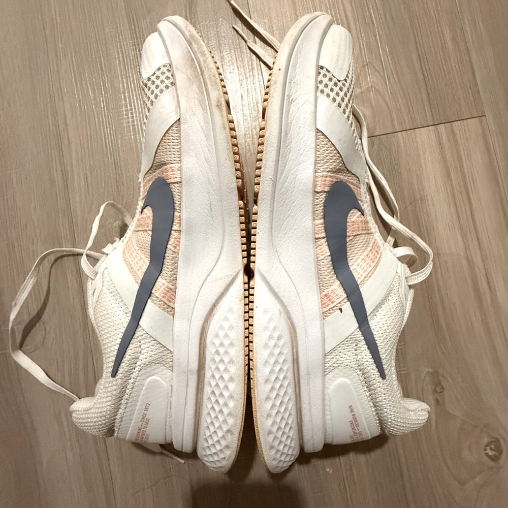 Woman’s Nike Sneakers! Size 8